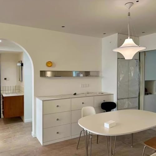 Étagères murales flottantes pour optimiser un petit bureau encombré