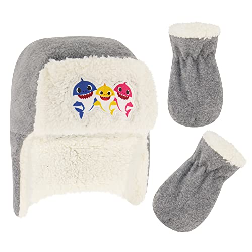 Gorro de tiburón y manoplas infantiles para jugar en el parque en invierno