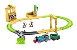 Este juego de tren de Fisher-Price Track Master permite a los niños jugar en un mundo con Thomas y sus amigos; los niños se divertirán creando increíbles aventuras de animales con los monos lindos y adorables de Thomas.