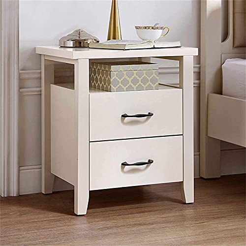 Chiffonnier de nuit en bois et petite table de chevet pour une chambre épurée et cocooning
