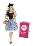 Description du produit: Dans la collection des Poupées du Monde, Barbie rend honneur à ses destinations préférées en revisitant les tenues traditionnelles de ces pays sous un angle très mode. La Barbie Française allie élégance et glamour avec cet ensemble composé d'une jupe à carreaux bleus et d'un top noir. Elle porte des accessoires noirs, comme des chaussures Mary Jane, une ceinture à boucle, un bérêt, ainsi que des baguettes dans son panier. Le caniche et le passeport viennent compléter l'ensemble.^Nécessite des piles: Non