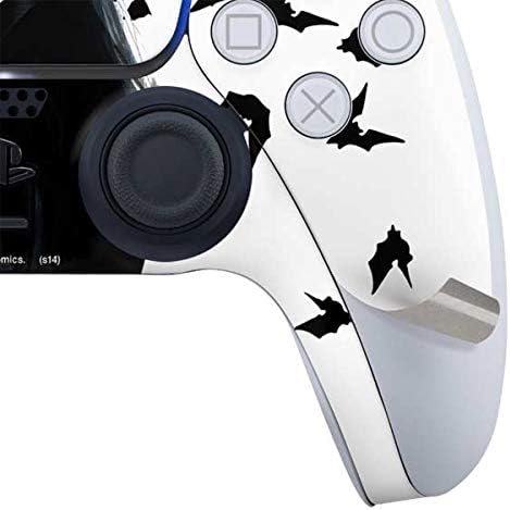 Miniatura 4 de Skinit Calcomanía para juegos compatible con el paquete de PS5, con licencia oficial de DC Comics Batman Holding Batarang Art Design