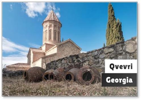 Qvevri Pichet traditionnel géorgien pour la fabrication de vin près du mur de pierre au monastère, aimant de réfrigérateur