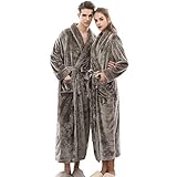 Damen Herren Bademantel, klassischer zeitloser Schnitt, Waden lange Ausführung, modisch frische Optik und tolle Farben. Durch die Kapuze und den Gürtel wird dieser kuschelige Bademantel Sie warm halten und begeistern. Mollig warmer Begleiter auch auf dem Sofa zum Entspannen. Hier findet jeder etwas für sich