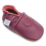 Wenn Babys anfangen, sich überall hochzuziehen und sie ihre ersten Schritte machen, brauchen ihre Füße Platz, um sich auszudehnen. Die breiten Schuhspitzen lassen dies auf natürliche Weise zu. Außerdem haben die Schuhe eine flexible Wildledersohle, mit der Kinder den Boden unter ihren Füßen spüren und wodurch sie ein ganz wichtiges Feedback erhalten, die sogenannte Tiefenwahrnehmung. Mit ihrer Hilfe wird der Gleichgewichtssinn angeregt.