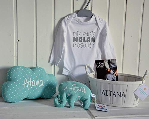 Canastilla bebé personalizada. Regalo original para un recién nacido, personalizado y hecho a mano. Incluye saco térmico (alivia cólicos), cojín nube y body. Cesta decorativa.