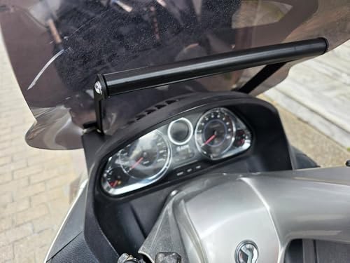 Support fixation smartphone Maxsym 400 pour ne plus quitter la route des yeux