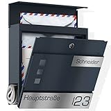 Lieferumfang – Sie erhalten ein personalisierten Edelstahl Wandbriefkasten in der Größe (LxBxH) 37 x 10 x 33,5 cm mit zwei Schlüsseln. Das passende Befestigungsmaterial bestehend aus 4 Befestigungsstifte und Unterlegscheiben, die auch als Abstandshalter dienen, sowie eine Montageanleitung sind ebenfalls im Set enthalten.