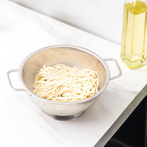 Foto von YC Kitchen Sieb aus Edelstahl, Küchensieb Nudelsieb mit Griffen, 22.5cm