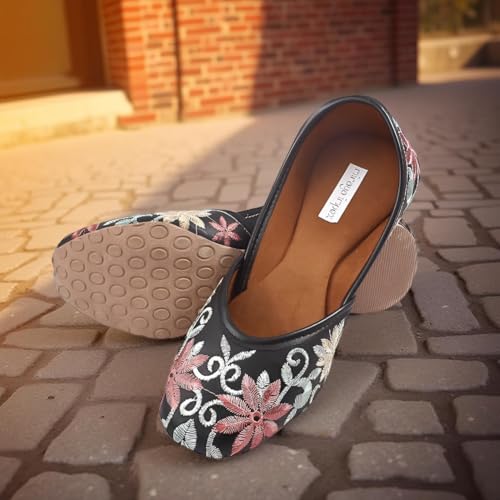 Image of Women Punjabi Embroidery Jutti with Beautiful Design