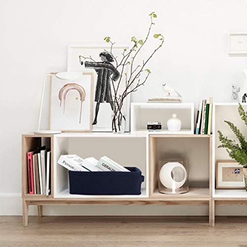 Petites tablettes ordonnées grâce au panier en tissu bleu marine compact