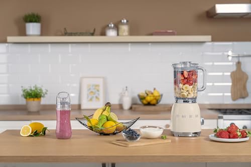 Smeg, Blender BLF03CREU 1,5 L, 4 Vitesses, 4 Fonctions Smoothie, Pulse, Glace Pilée et Autonettoyant, Bloc Moteur et Bouchon Doseur, Base Antidérapante, Range Cordon Intégré, 800W, Crème