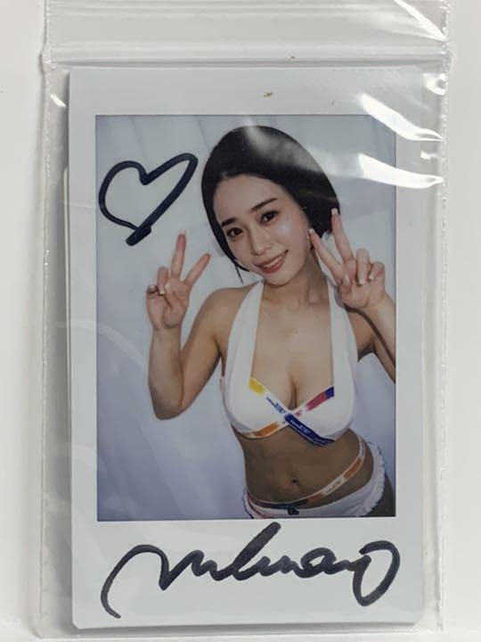 Amazon.co.jp: MINAMO直筆サイン入りチェキ : おもちゃ