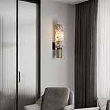 [Applique murale luxueuse au design marbré] Cette applique murale séduit par son design élégant de style milieu du siècle, avec son verre albâtre marbré et son socle métallique à rainures verticales. Les motifs naturels du marbre et les accents métalliques brillants lui confèrent un aspect luxueux et intemporel, idéal pour les styles d'intérieur modernes, minimalistes ou luxueux. La douce réfraction de la lumière du verre assure une diffusion agréable de la lumière.