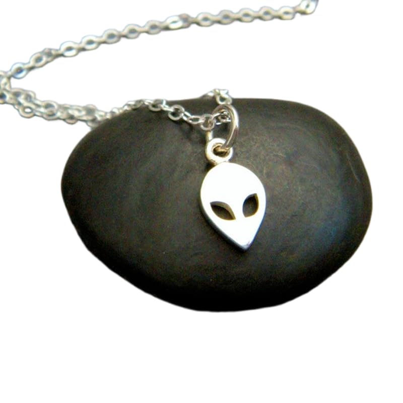 Collier tête d'alien en argent pour un style spatial au quotidien