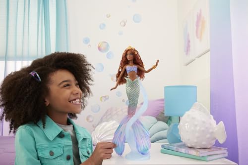 Mattel Disney Arielle, die Meerjungfrau - Deluxe-Meerjungfrauenpuppe mit Haarperlen und Puppenständer für fantasievolles Spielen und… – Ansicht 2