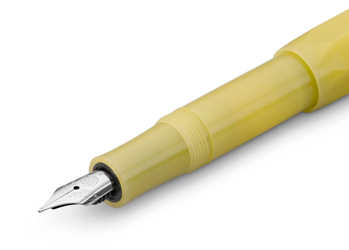 Kaweco FROSTED SPORT Füllhalter Sweet Banana I Premium Füllfederhalter für Tintenpatronen mit hochwertiger Stahlfeder I Füllfederhalter 13 cm I Füller in Gelb I Federbreite: EF (Extra Fein)