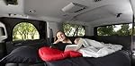 Roadie - La tente de fenêtre OVERNIGHTER™ pour SUV avec écran anti-insectes et auvent rétractable. Idéale pour le camping dans un SUV. (Breveté)