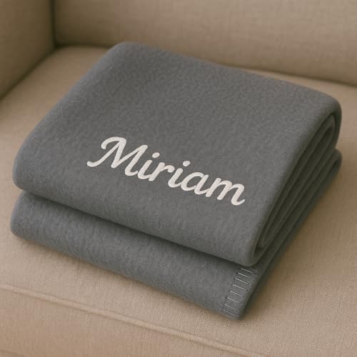 Pet-Jos Personalisierte Kuscheldecke Bestickt mit Namen oder Wunschtext Bestickt, Decke 200 cm x 150 cm, Wohndecke mit Stickerei, weiche und kuschelige Sofadecke (Grau)