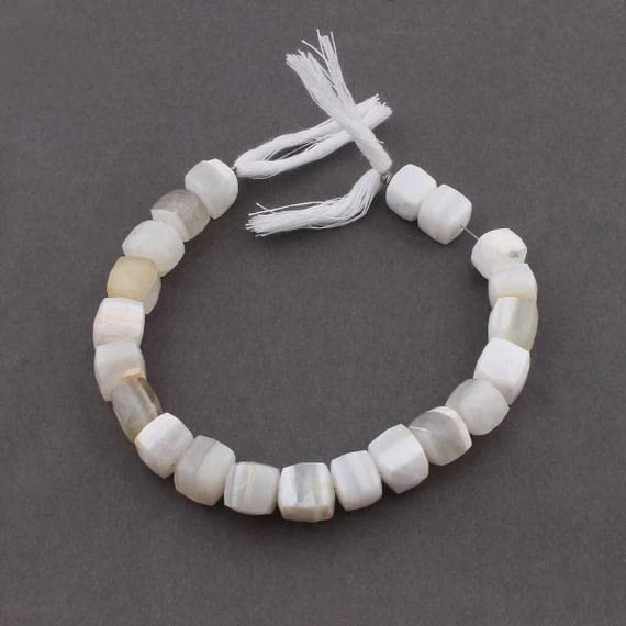 Perles agate blanche de style cube LKBEADS idéales pour créer vos bijoux d'été