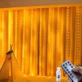 10 ganchos y cable guía: Nuestra cortina de luces se puede colgar fácilmente en cualquier lugar sin taladrar ni clavar; se reubica fácilmente sin dañarla; el cable de alimentación de 3 m permite opciones de decoración alrededor de muebles, puertas, ventanas, escaleras e incluso en el jardín.
