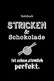 Notizbuch mit lustigem Handarbeit Spruch „Stricken und Schokolade ist schon ziemlich perfekt“ mit Symbol Wolle und Stricknadel: Praktisches Notizbuch, ... für Notizen für die Schule oder das Hobby