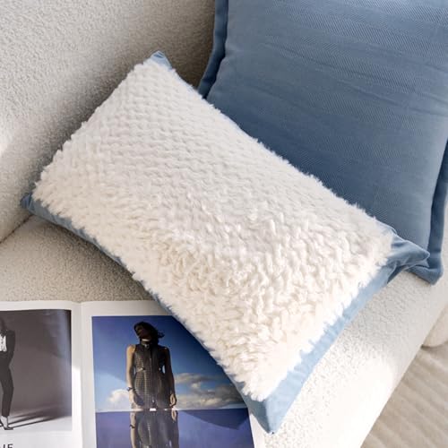 Housse de coussin bleu marine brodée pour masquer les oreillers usés du salon