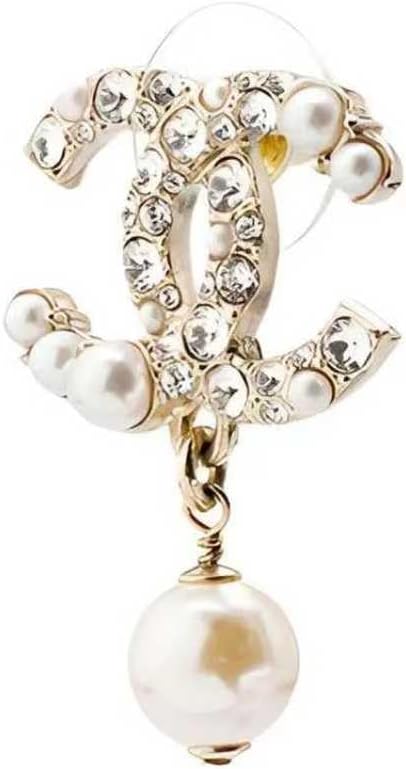 Altın tonunda, zarif inci ve kristal detaylı sallantılı küpeler, basamaklı inci tasarımıyla dikkat çekiyor. Şık bir takı parçası.