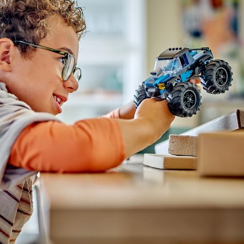 City Monster Truck Blu, Giocattolo Fuoristrada Off-Road da Costruire, Giochi per Bambini e Bambine da 5 Anni in su con Costruzioni, Regalo Divertente con Minifigure del Pilota del Veicolo 60402 - Lego - Immagine 7