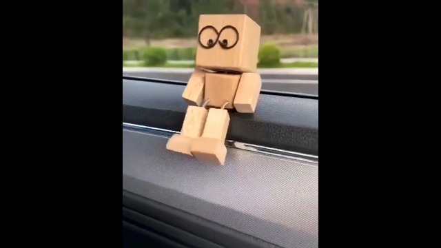 Yooyan Wackelnder Holzmann Mit 12 Magnetischen Gesichtern - Auto Deko Figur