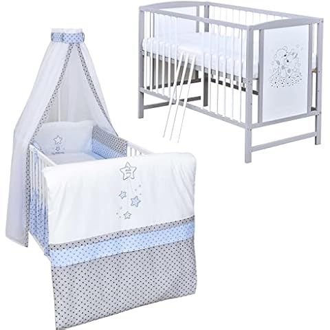 Baby Delux Babybett Komplett Set Kinderbett Mia 120x60 weiß grau Matratze Bettwäsche Set mehrteilig (Magic Stars blau) Cover