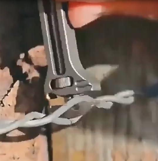 Miniatura 8 de Multiherramienta compacta de titanio, mini llave multiherramienta portátil, llave pequeña multifuncional ajustable, llavero de herramienta de