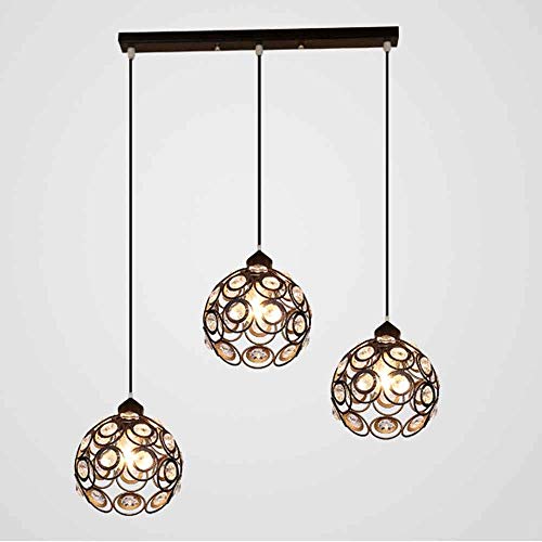 Chandelier de restauration suspendu au-dessus de la table pour repas chaleureux en famille