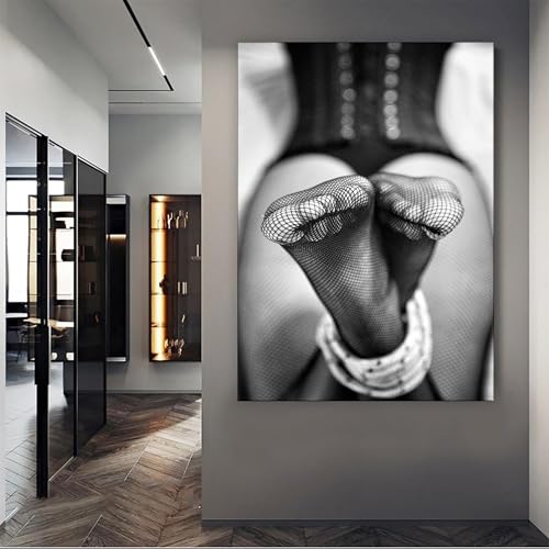 Peinture murale pieds de femme pour un salon chic et design contemporain - 6