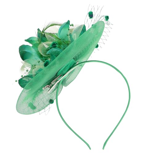 Chapeau fascinateur vert pour sublimer une coiffure sans l'écraser