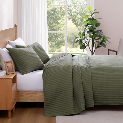 WRENSONGE Queen Quilt-3 Pieces Lightweight Bedspreads Olive Green Queen Size Quilt Bedding Set for All Seasons, Soft Summer Coverlet with 2 Pillow Shams Suitable for Bed & Couch