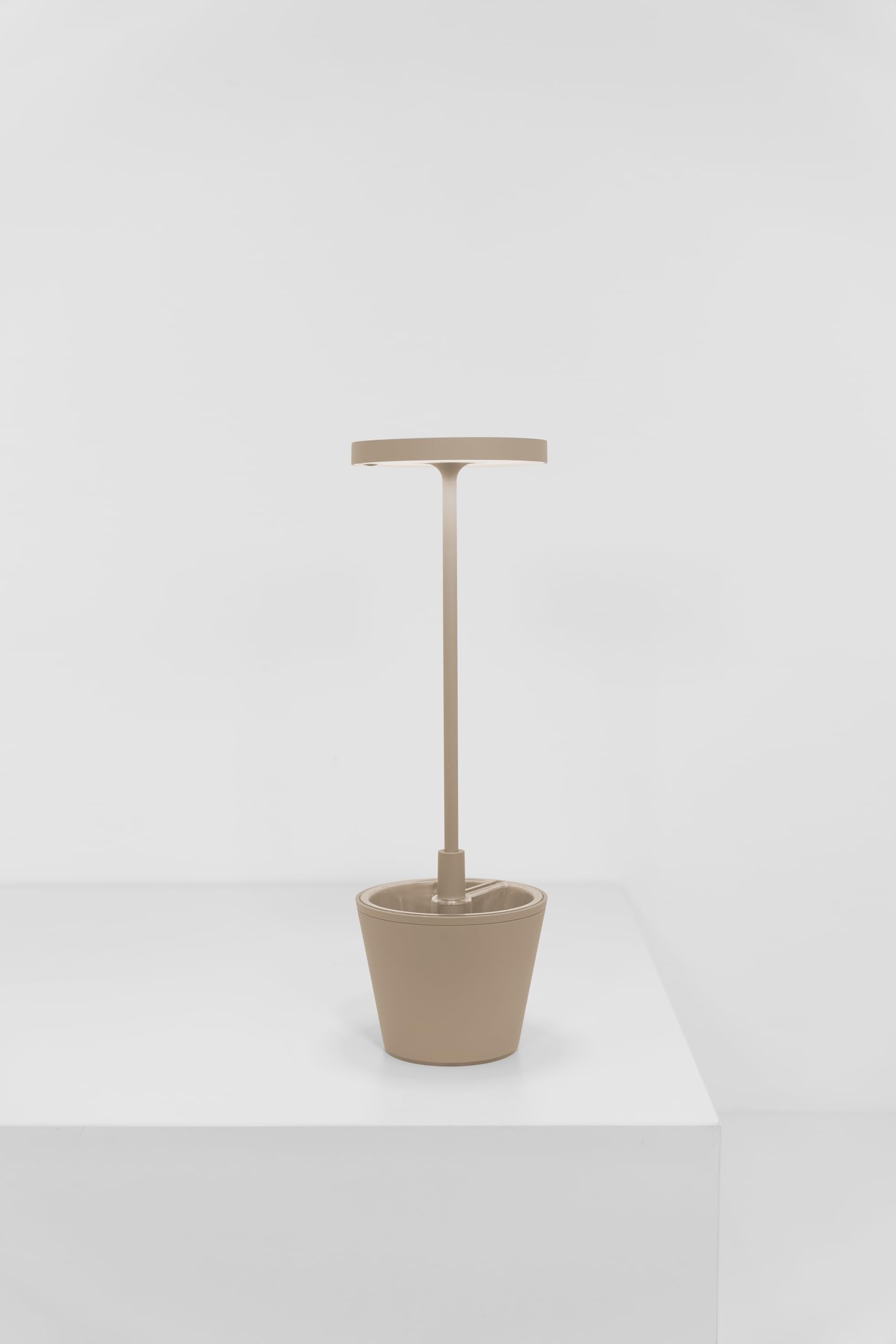 Zafferano, Poldina XXL Lamp, Oplaadbare Draadloze Vloerlamp met Aanraakbediening, Geschikt voor Binnen en Buiten, Dimmer, 2700-3000 K, Verstelbare Hoogte 69-150 cm, Corten Kleur Zafferano, Poldina XXL Lamp, Oplaadbare Draadloze Vloerlamp met Aanraakbediening, Geschikt voor Binnen en Buiten, Dimmer, 2700-3000 K, Verstelbare Hoogte 69-150 cm, Corten Kleur