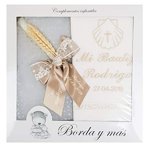 Kit de vela e lenço personalizado para batismo, conjunto de vela decorado para batismo e pano bordado com nome e data do batismo, modelo Paris (camelo)