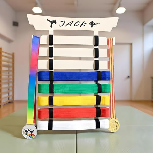Soporte para cinturones de karate que elimina el desorden de tus prendas de combate 3