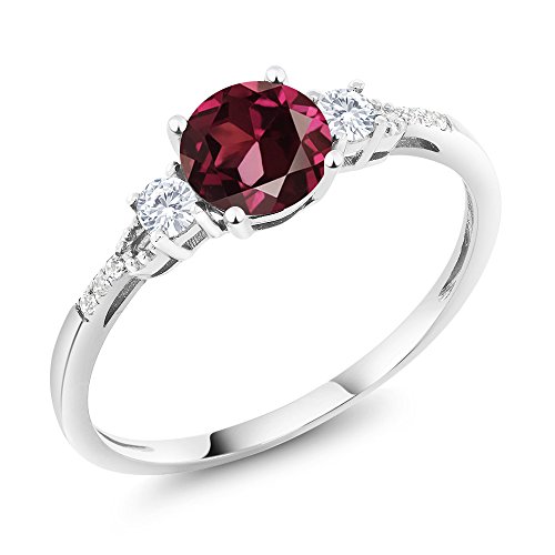 Gem Stone King 10K White Gold Diamond Accent 3-stone Engagement Ring set with Red Rhodolite Garnet White Created Sapphire 1.15 cttw (Size 7)