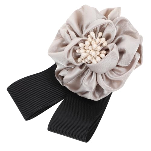 Broche de perle de rose beige pour sublimer un corsage rétro lors d'un mariage