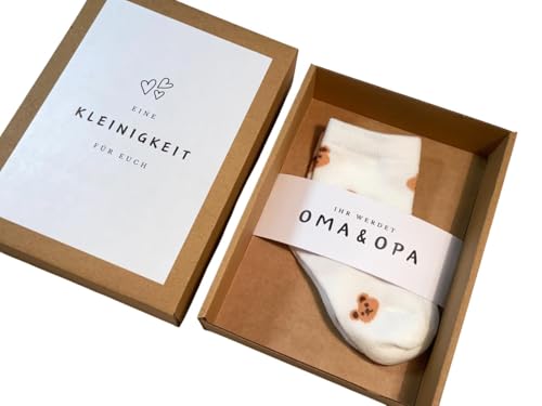 Schwangerschaft verkünden | Du wirst Oma | Du wirst Opa | Ihr werdet Oma & Opa | Baby Verkündung | Ihr werdet Oma und Opa mit Babysocken | Weiß mit Bären