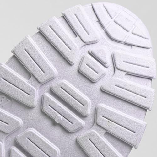 Baskets décontractées blanches contre les pieds échauffés en été