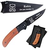 couteau robinson crusoe 🔪 Ce couteau de poche personnalisé est bien plus qu’un simple accessoire : c’est un message gravé dans le temps. Idéal pour un papa, un papy, un ami ou un collègue, c’est l’idée cadeau parfaite pour un anniversaire, Noël, une fête ou un départ en retraite.