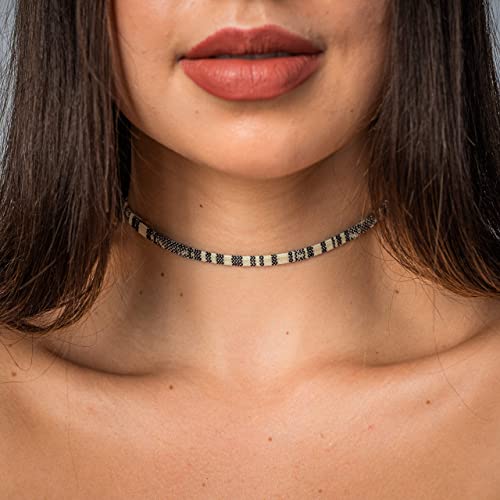 Foto von Made by Nami Boho Surfer Choker-Halsband - Verstellbar und 100% Wasserfest - Bunte Ethno Hippie Choker-Kette für Damen und Mädchen - Handmade Sommer Festival Strand Accessoires (Weiß)