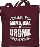 Uromas Design: Das Thema Uromas erfreut sich immer größer werdender Beliebtheit und du bist auf der Suche nach passenden turnbeutel dazu. Hast du nach „einkaufstasche rot“ gesucht? Mit diesem lustigen Motiv hast du ein passendes Geschenk und zauberst Urgroßmüttern und Frauen garantiert ein Lächeln ins Gesicht. „Ich habe drei Titel - Mama, Oma & Uroma und ich rocke sie alle!“ ist ein cooles Statement und außerdem der Eye-Catcher zu jedem Anlass