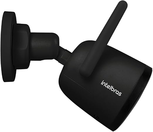 Câmera de segurança Intelbras iM5 SC preta com uma antena e suporte de parede vista em ângulo lateral.