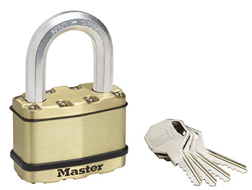 Master Lock Vorhängeschloss aus Zink mit Messing-Schutzbeschichtung für den Außenbereich, rostfrei, 64 mm - hoher Bügel