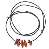 schön polierte Bernsteine wurden hier auf ein Lederband gezogen