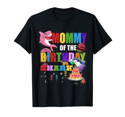 Familia a juego de Mommy Of The Birthday Shark Cupcake Party Camiseta